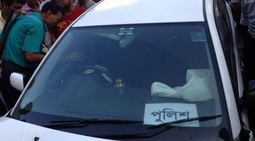 পুলিশের গাড়ি আটকিয়ে ঘুষের টাকা আদায় করলেন গৃহবধূ!