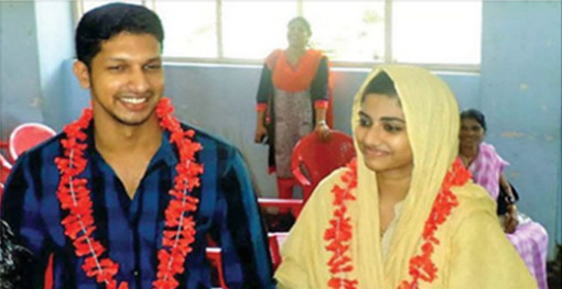 ফেসবুক প্রেম এর মাধ্যমে হিন্দু মেয়ে মুসলিম ছেলেকে বিয়ে করে ইসলাম গ্রহণ - শেয়ার করে সবাইকে জানিয়ে দিন