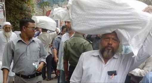 বকশিবাজারে শিক্ষক যখন কুলি!