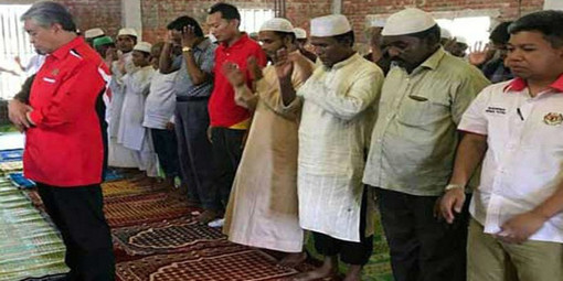 রোহিঙ্গা ক্যাম্পে ইমামতি করলেন মালয়েশিয়ার উপ-প্রধানমন্ত্রী