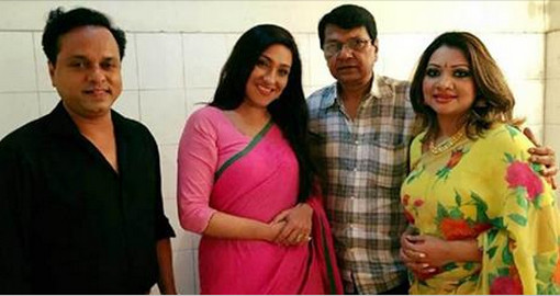 শুটিংয়ে রয়েছেন বাবা, দেখতে হাজির মেয়ে…