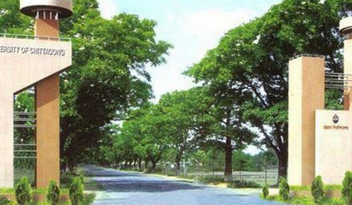 চবির ছাত্রলীগ কর্মী মারধরের ঘটনায় বাস ভাঙচুর