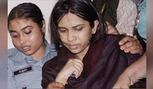 চাঞ্চল্যকর তথ্যঃ বাবার কাছ থেকে মদ্যপান শুরু করে ঐশী