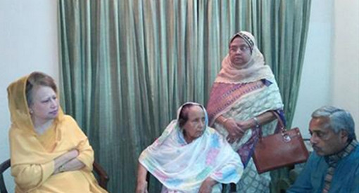 এম কে আনোয়ারের বাসায় গিয়ে খালেদা জিয়ার সমবেদনা