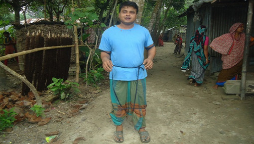 যশোরে শিক্ষককে গাছে বেঁধে নির্যাতন!