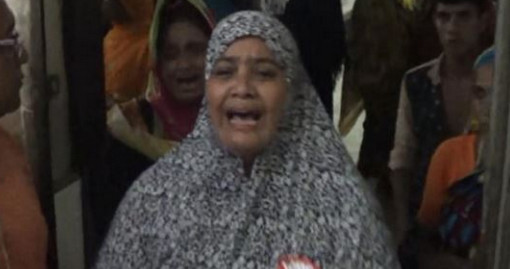 দিন দুপুরে ব্যস্ততম রাস্তায় তরুণীকে ধর্ষণ, সাহায্যে এগিয়ে না এসে মোবাইলে ভিডিও ধারণ!