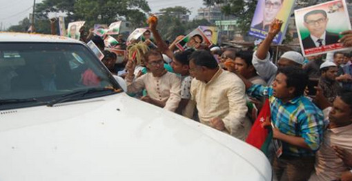 ফেনীতে সাংবাদিকদের গাড়ি সহ খালেদা জিয়ার গাড়িবহরে হামলা