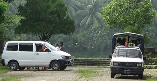 রাজশাহীতে পার্ক থেকে ১২ তরুণ-তরুণী আটক