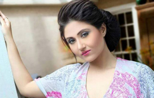 চুমু খেলেই জাত যায় না : স্বস্তিকা