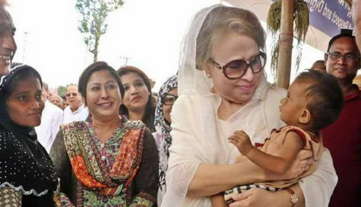 খালেদার কোলে রোহিঙ্গা শিশু