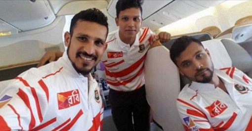 দেশে ফেরার পথে বিমানে নাসিরদের সেলফি