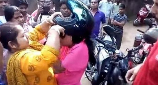 ১২ দিন বাড়িতে বন্দি অভুক্ত মা! বেড়াতে যাওয়া মেয়েকে উত্তম-মধ্যম দিলেন প্রতিবেশীরা।(ভিডিও সহ)