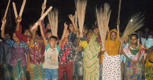 পুলিশের এসআইকে গ্রামবাসীর ধাওয়া, ঝাঁটা মিছিল