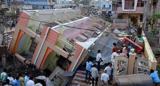 আচমকা হুড়মুড়িয়ে ভেঙে পড়ল চারতলা বাড়ি