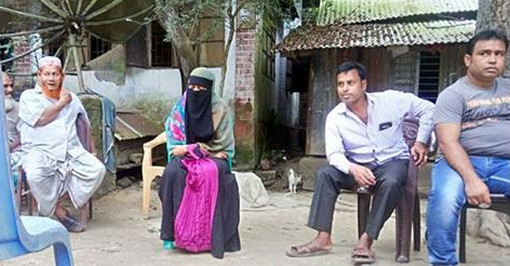 বিদেশ ফেরত প্রেমিকের বাড়িতে বিয়ের দাবিতে প্রেমিকার অবস্থান