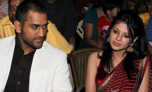 সুন্দরীদের নজর থেকে ধোনিকে বাঁচাতে যা কাণ্ড করলেন স্ত্রী সাক্ষী