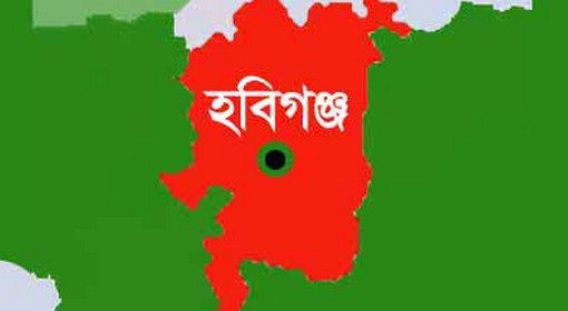 হবিগঞ্জে ২ সন্তানের জনক ইউপি সদস্যের বাড়িতে বিয়ের দাবীতে প্রেমিকার অনশন