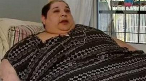 দেয়াল ভেঙে বের করা হলো বিশ্বের এই ভারী নারীকে!