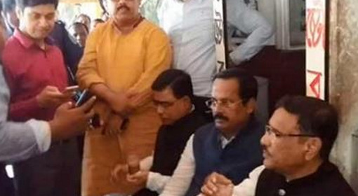 সেতুমন্ত্রী রাস্তার পাশে চা খেয়ে কত টাকা বকশিশ দিলেন?