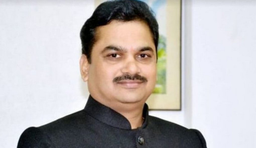 প্রকাশ্যে মূত্রত্যাগ করলেন মন্ত্রী!