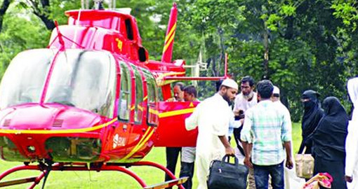 মা-বাবাকে হেলিকপ্টারে চড়ানোর স্বপ্ন পূরণ হল ছেলের