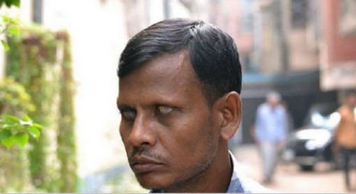 মায়ের চিকিৎসা করাতে চাকরি খুঁজছে দৃষ্টিপ্রতিবন্ধী!