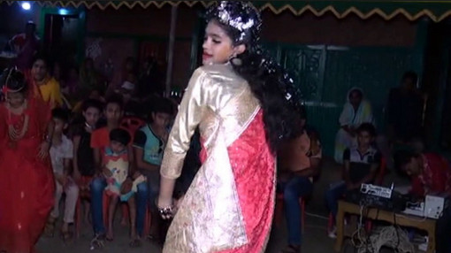 গ্রামের স্কুলের নবম শ্রেনীর ছাত্রীর অশ্লীল নাচে এলাকাবাসির প্রতিক্রিয়া, তারপর দর্শকরা কি করল ভিডিওতে দেখুন।
