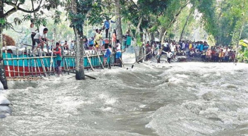 স্ত্রীকে খালে ডুবিয়ে মারতে গিয়ে তীব্র স্রোতে ভেসে গেলেন স্বামী আর বিস্ময়কারভাবে বেঁচে গেছেন স্ত্রী!