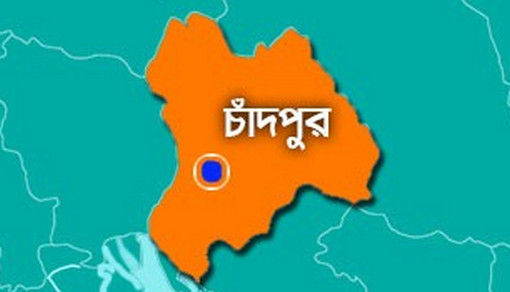 চাঁদপুরে শিক্ষককে প্রকাশ্যে জুতাপেটা করলেন নবম শ্রেণির ছাত্রী