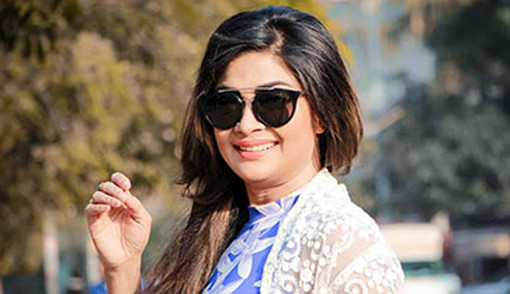 ১৯ বছরের বড় বড়কে বিয়ে করলে আলোচিত নায়িকা সিমলা