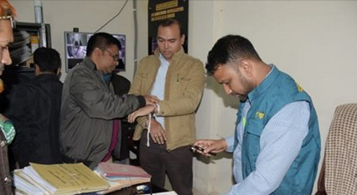 যশোরে ঘুষের টাকাসহ মাদক নিয়ন্ত্রণ কর্মকর্তাকে গ্রেপ্তার