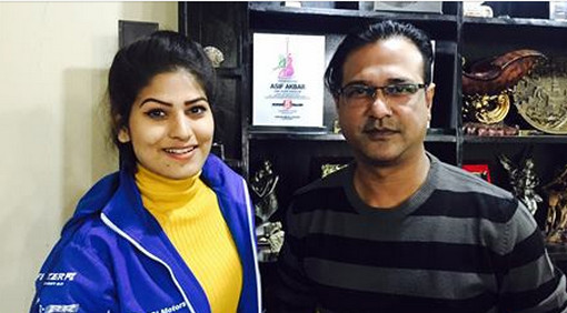 আসিফের কাছে এভ্রিল!