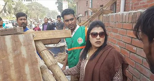 মেয়র আনিসুল হকের ‘এ্যাকশন’ দেখাচ্ছেন ডেইজি সারোয়ার