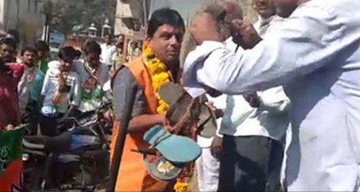 ভোট চাইতে গিয়ে জুতার মালা পরলেন বিজেপি প্রার্থী