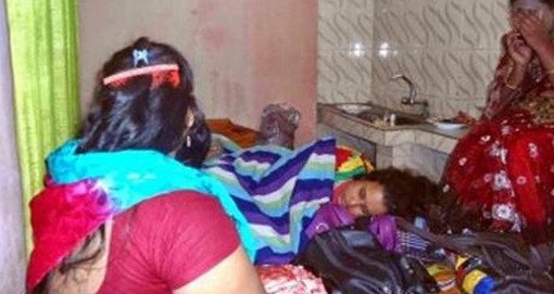 রাতের আধারেই নয়, দিনের আলোতেও চলে……
