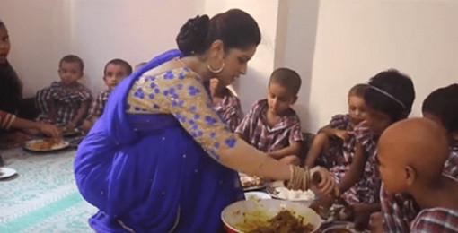 এতিম বাচ্চাদের সাথে এই কোন পরীমনি?