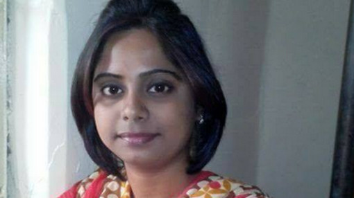দরজা খুলতেই দাড়িয়ে থাকা নগ্ন মহিলা মুখে হাত দিয়ে চেপে ধরেন..