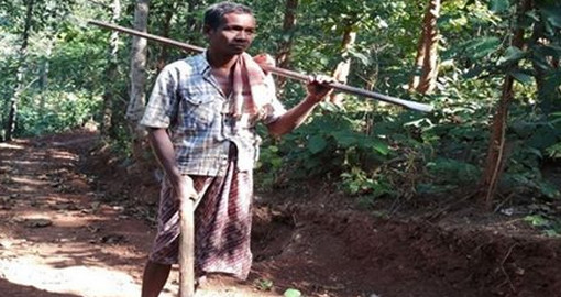 সন্তানদের স্কুলে পাঠাতে ৮ কিলোমিটার রাস্তা বানিয়েছেন সবজি বিক্রেতা