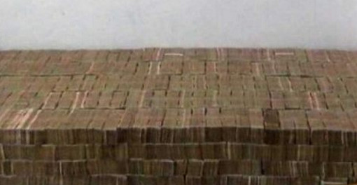 বাড়িতেই পাওয়া গেল ‘টাকার বিছানা’!