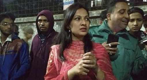 ঢাকা বিশ্ববিদ্যালয় এক যুবককে ছুরিকাঘাত করেছে তরুণী!