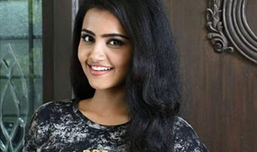 স্বামী-বয়ফ্রেন্ড দু’ জনের সঙ্গেই শরীর ভাগ করি’ আরোও…দেখুন ভিডিওসহ বিস্তারিত