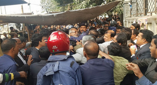 ব্রেকিং নিউজ:খালেদার উপদেষ্টা তৈমুর গ্রেপ্তার