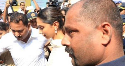 মন্দিরের সামনে কে বা কারা ঘিরে ধরল দীপিকাকে?