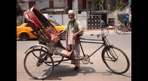 বৃদ্ধ রিকশা চালককে জুতা পেটা করলেন এই তরুণী, কিন্তু কারন কি? দেখুন ভিডিও সহ