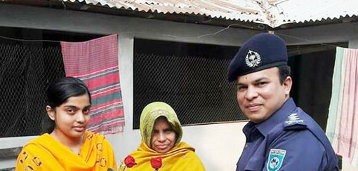 ভেরিফিকেশনে গিয়ে মিষ্টি খাওয়াল পুলিশ