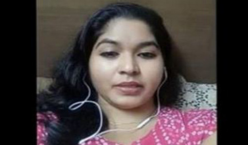 বিদেশীর বউ ইমুতে লাইভে এসে কিভাবে নিজের শাড়ি খুলে শরীর দেখালো!ভিডিও দেখলে রাতের ঘুম হারাম।দেখুন।