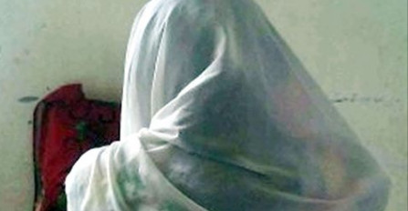 স্কুলের টয়লেটে আপত্তিকর অবস্থায় প্রেমিক যুগল