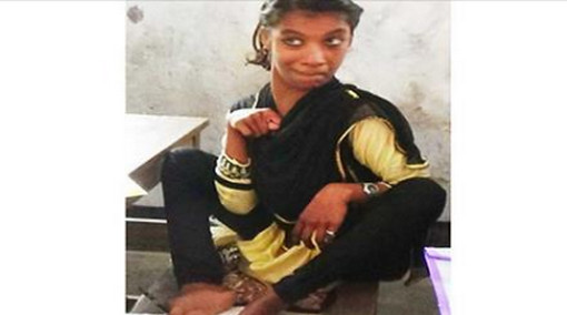 পায়ে লিখে এসএসসি পরীক্ষা দিচ্ছে প্রতিবন্ধী সুমাইয়া