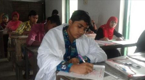 এবার মায়ের লাশ বাড়িতে রেখে পরীক্ষা দিলো সুব্রত