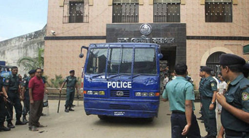 রায় ঘোষনার আগেই আদালত প্রাঙ্গনে হাজির ২টি প্রিজন ভ্যান